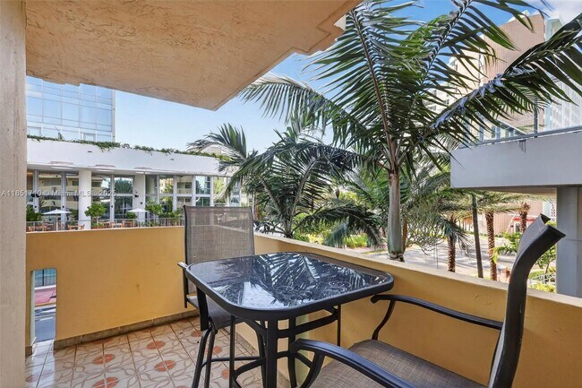 Building Photo - 2924 Collins Ave