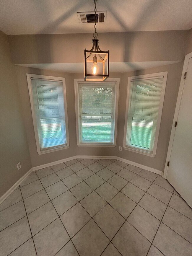 Building Photo - Don’t Miss Out on This Charming 3 Bed, 2 B...