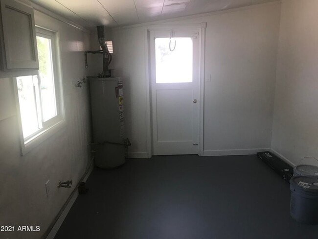 Building Photo - 4 Bed 2 Bath