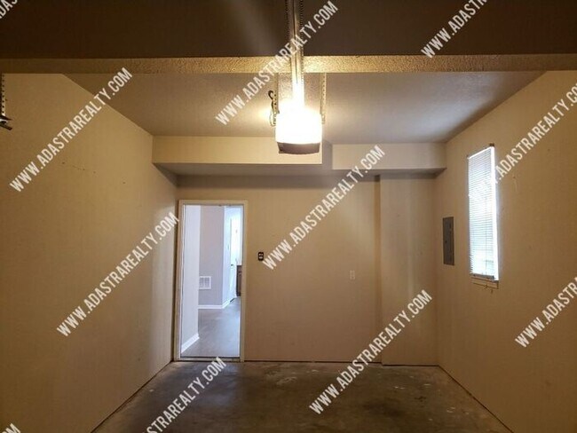 Building Photo - Spacious Remodeled 2 Bed/2 Bath in Lawrenc...