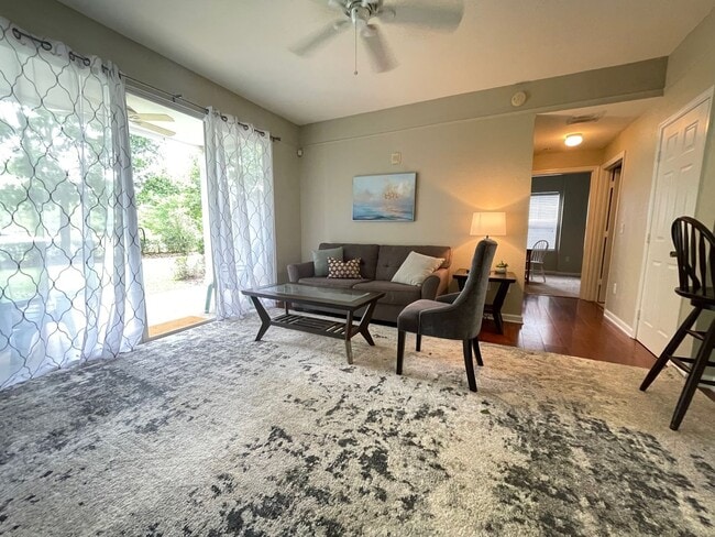 Building Photo - Barrington Park Condos!-  Beautifully update 3/2 on Ground Floor!