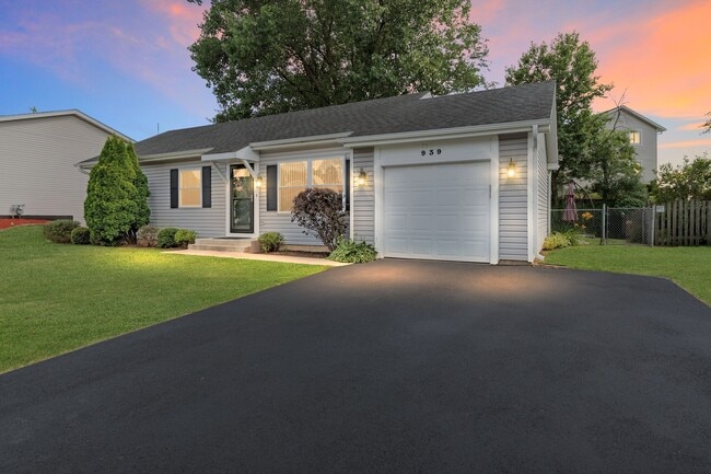 Primary Photo - 939 Shorewood Dr