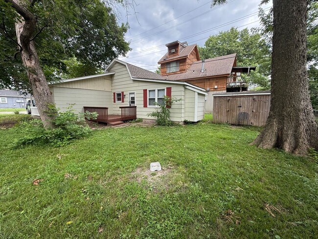 Building Photo - Newly Renovated 2 Bed / 1 Bath Grandview Home with Hardwood Floors & Deck