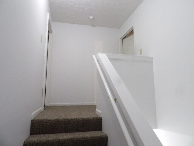 Building Photo - 204 Landings Dr