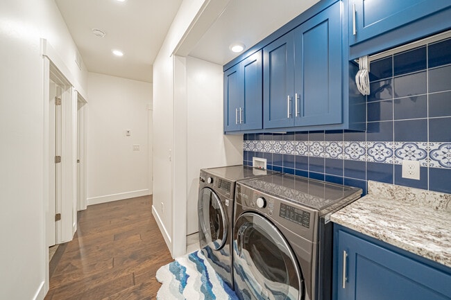 Building Photo - 949 Greenwillow Ln