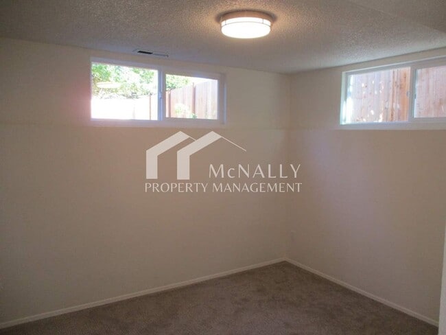 Building Photo - 4 Bedroom, 1.75 Bathroom Home in North Tacoma