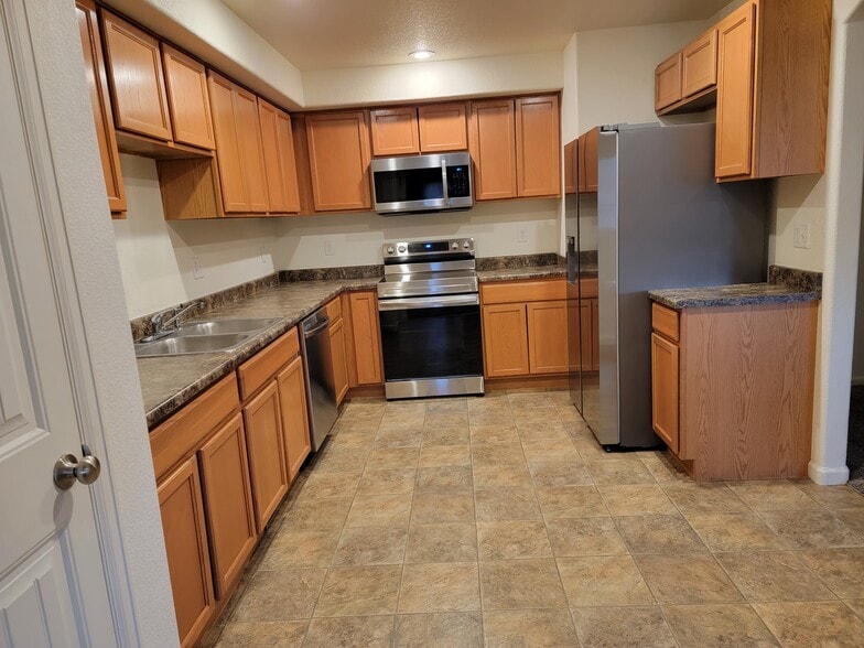 Kitchen - 5014 Rock Springs St
