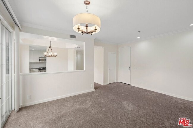 Building Photo - 585 N Rossmore Ave