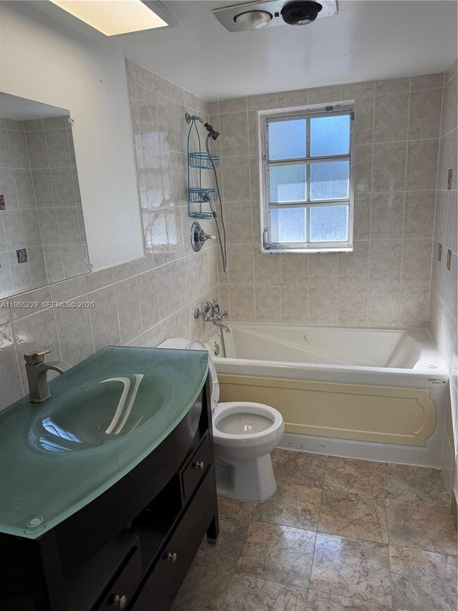 Building Photo - 3115 N Palm Aire Dr