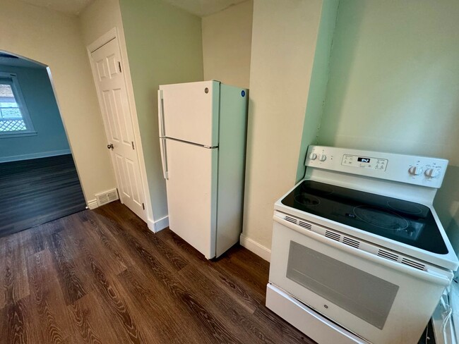 Building Photo - Spacious 1 Bed 1 Bath Home!
