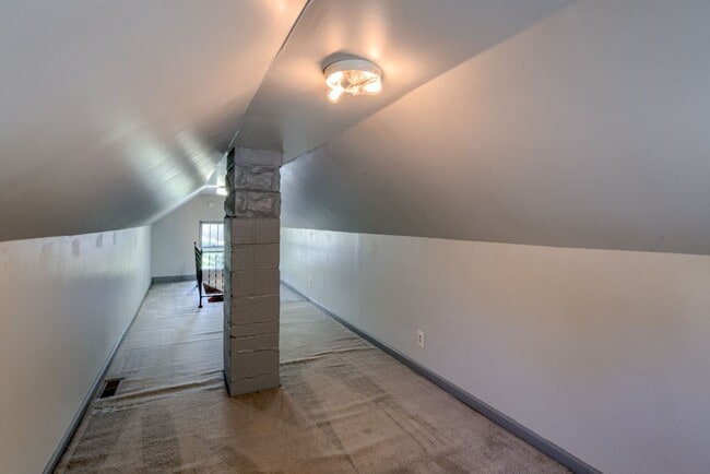 Building Photo - Great Location Close To Aksarben Village!!