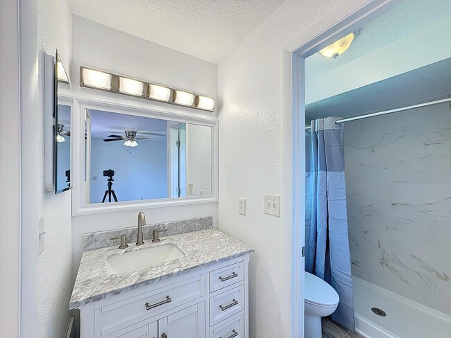 Building Photo - 2577 S Park Ave