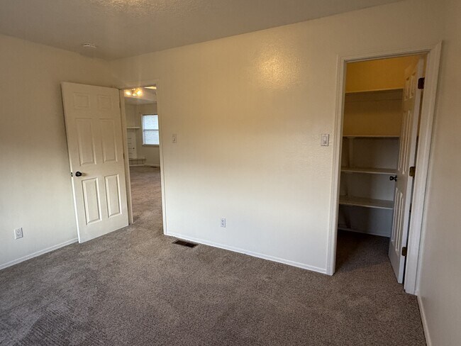 Building Photo - 10538 Olympic St NW