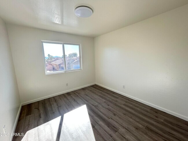 Building Photo - 10542 W Alvarado Rd