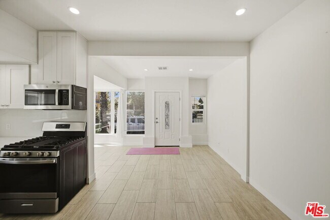 Building Photo - 2910 S Budlong Ave