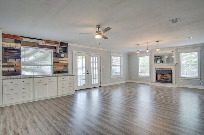 Building Photo - East Hill 3BR Home Near Bayview Park with Office, Hot Tub, Workshop & Detached Garage