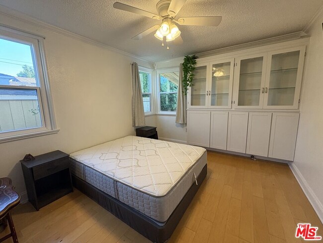 Building Photo - 2417 Andreo Ave