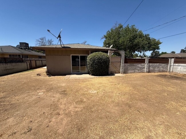 Building Photo - APPLY NOW!! 4 BEDROOM HOME!!