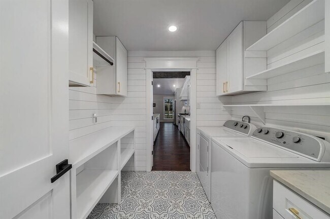 Building Photo - 1601 Windsong Trail