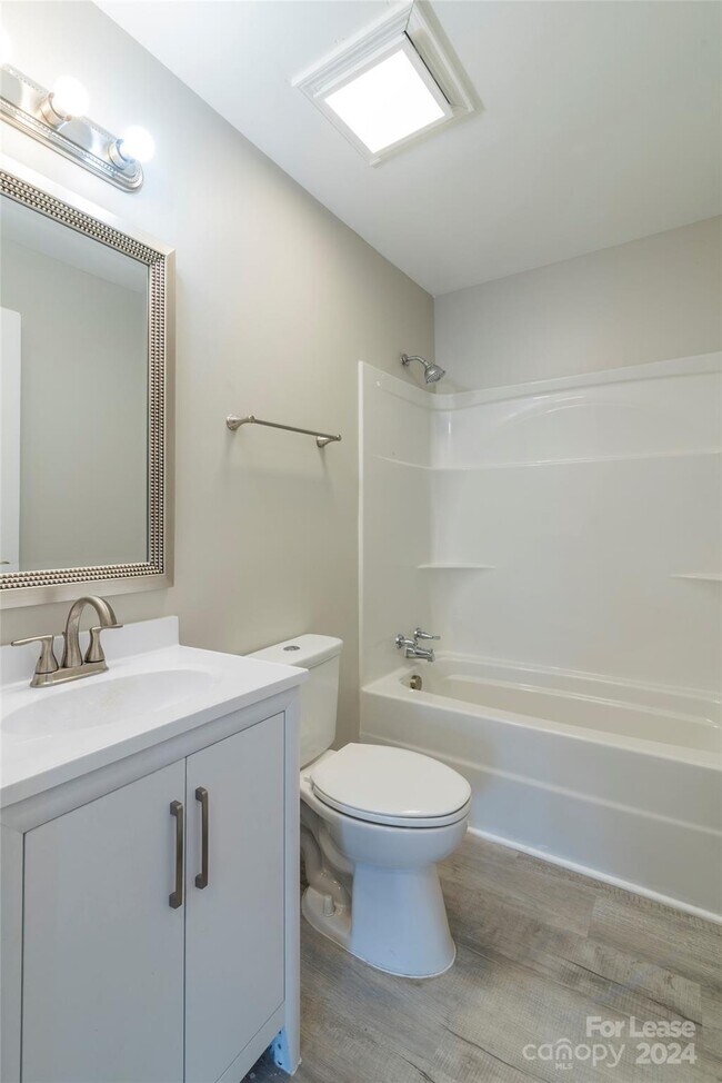 Building Photo - 2336 Barry St