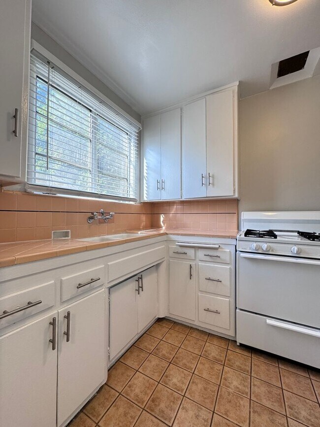 Building Photo - Classic 1-Bedroom in the heart of Hollywood near the 101