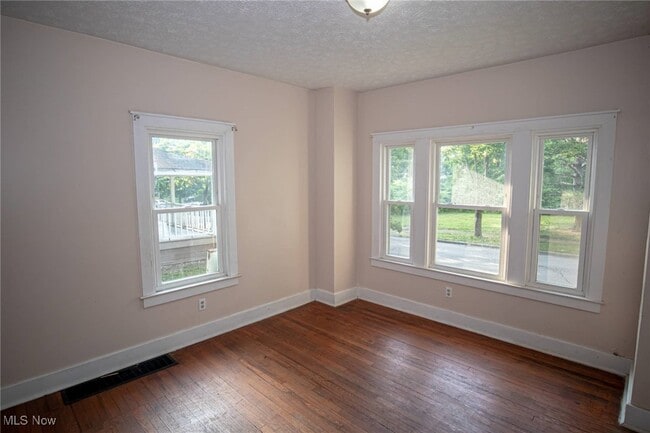 Building Photo - 276 Wildwood Ave