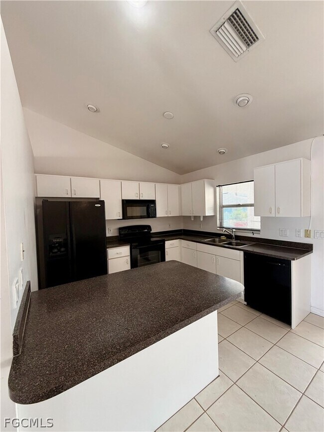 Building Photo - 4620 SW 13th Ave