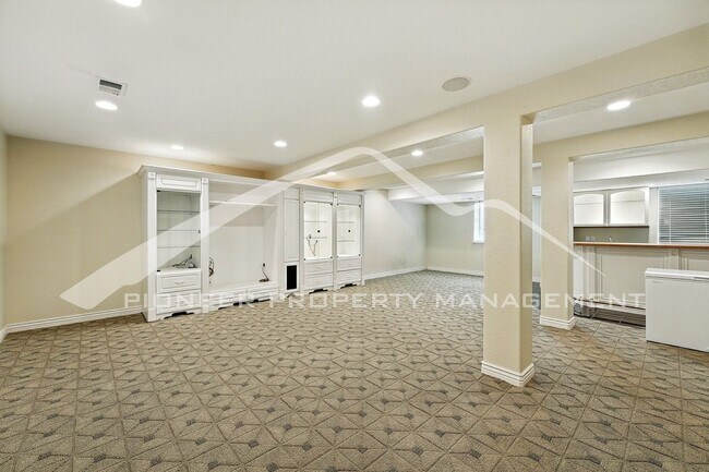 Building Photo - Luxury Meets Location – Impeccable 5BR Hom...