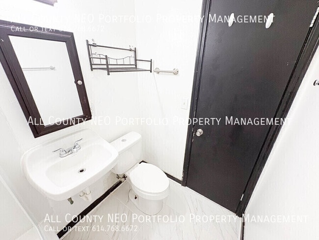 Building Photo - 857 S Waverly St