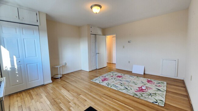 Building Photo - Utilities Included! Parking! Near Pentagon City Metro!