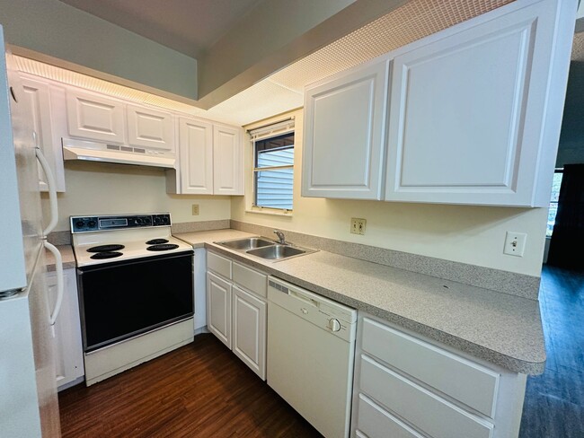 Building Photo - Stunning 1 Bedroom Condo in Pet-Friendly A...