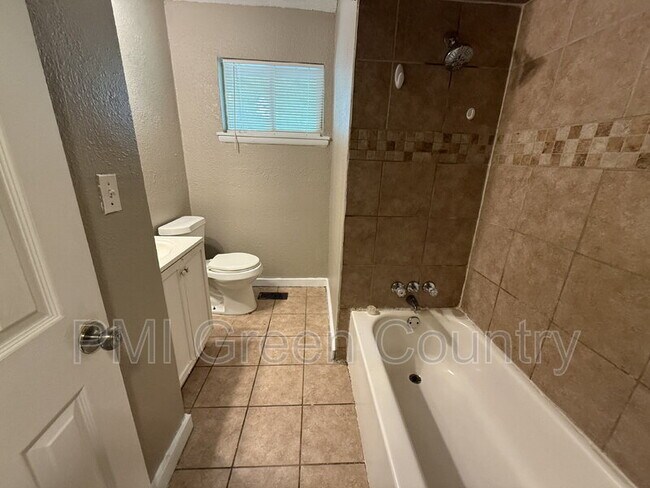 Building Photo - 5513 N Johnstown Ave