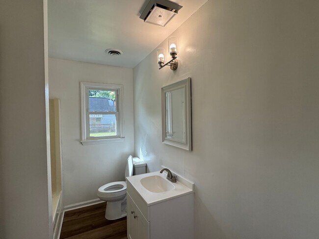 Building Photo - 3 Bedroom Brick Ranch Style Home