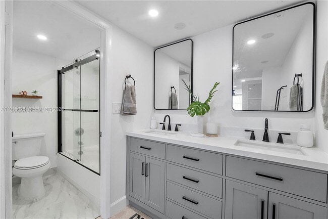 Building Photo - 6039 Collins Ave