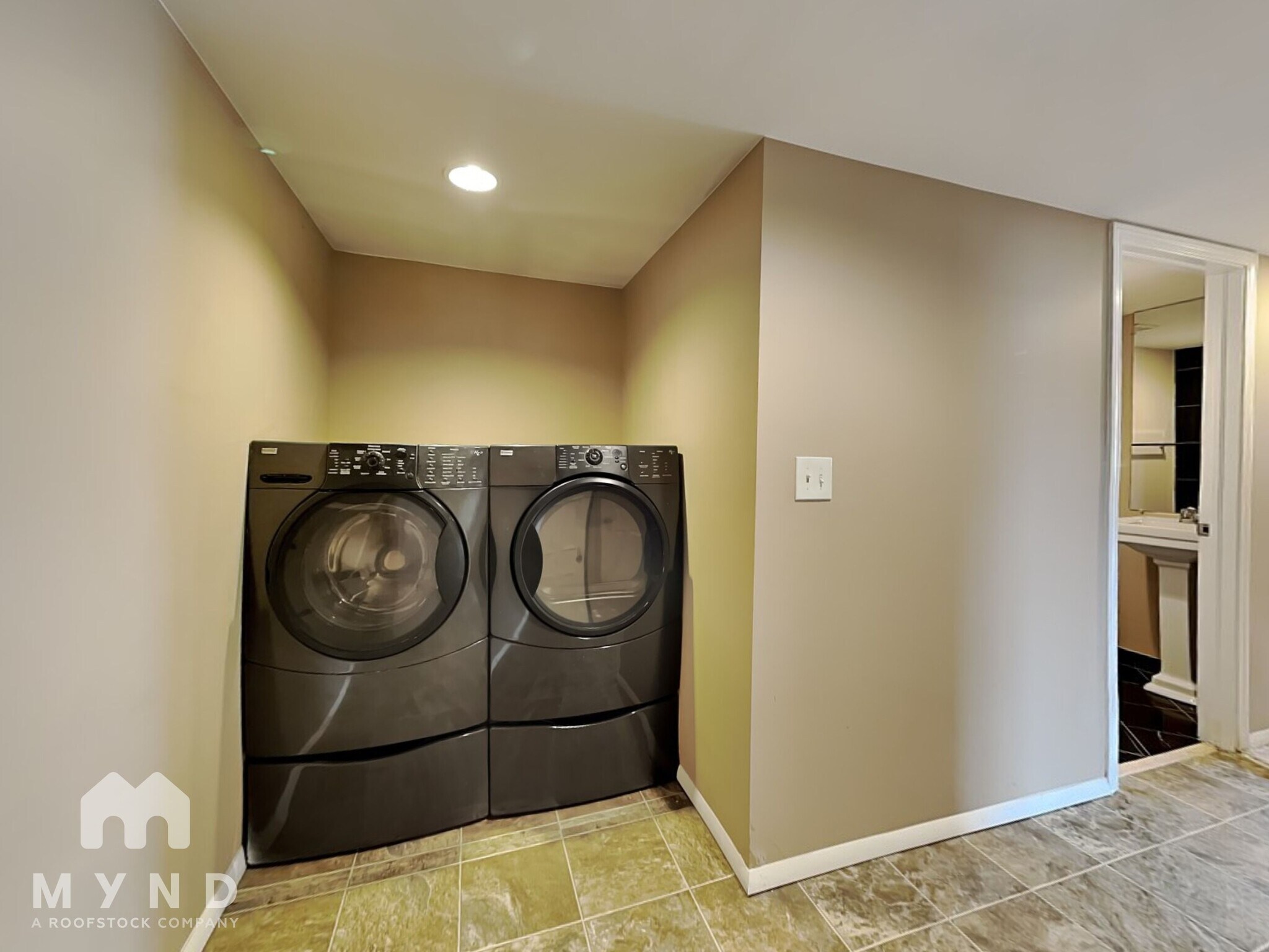 Building Photo - 347 Leona Dr