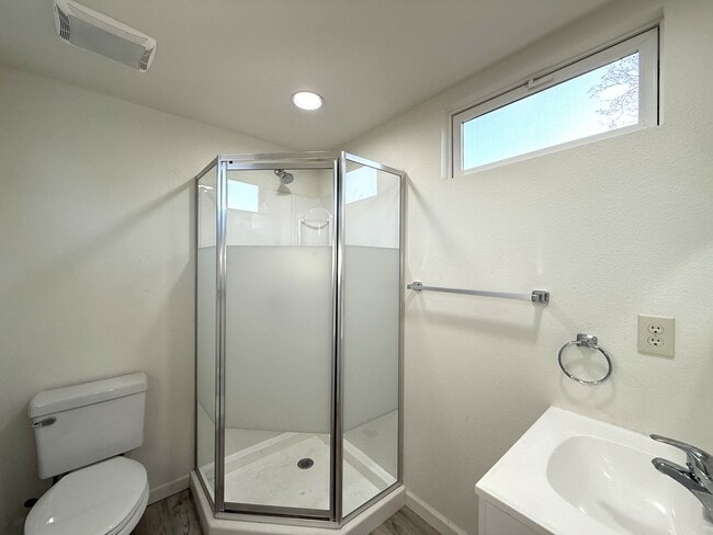 Building Photo - 1441 1/2 Sheridan Ave