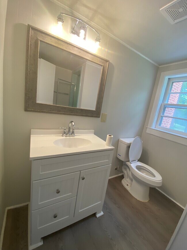 Building Photo - 609 Sunset Ave