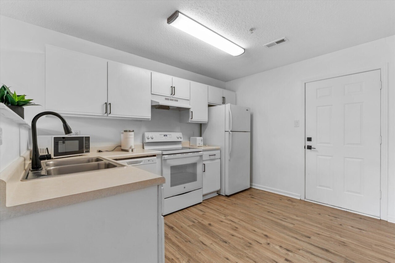 Kitchen - 1132 Fielding Dr