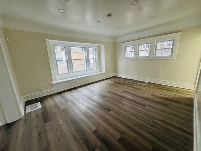 Building Photo - Charming 4-Bedroom Property in Prime Location