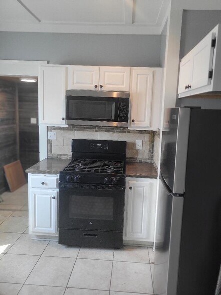 Building Photo - 3036 W 51st St