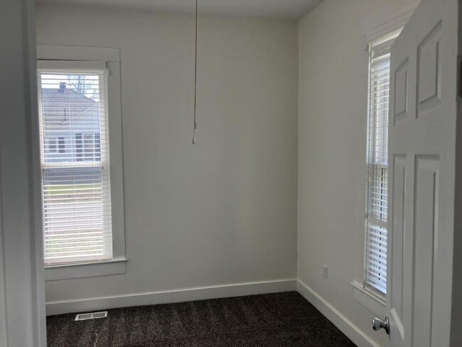 Building Photo - 207 Plum St