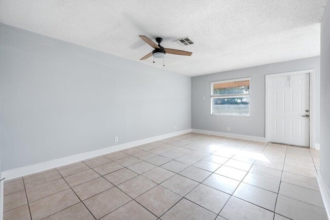 Building Photo - 801 NE 3rd St