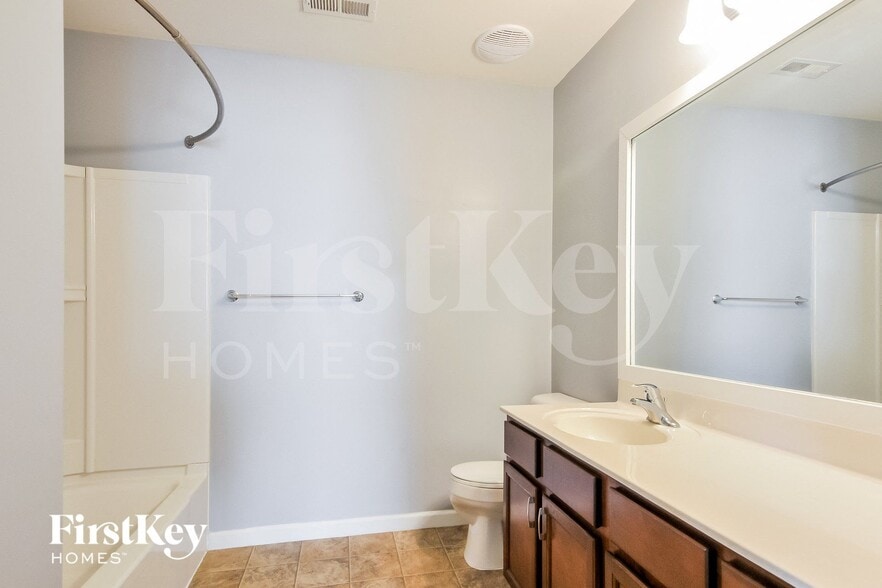 Building Photo - 229 Greengate Dr