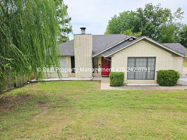 Building Photo - 3 Bedroom Close to Mercy Hospital - Availa...