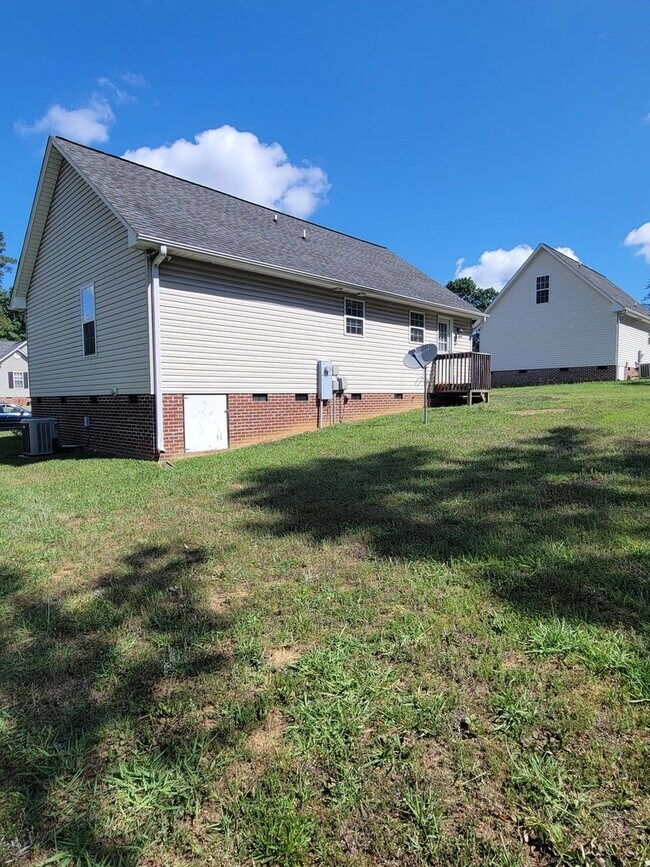Building Photo - Beautiful three bedroom two bathroom house...