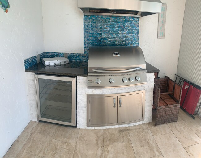 Outdoor Kitchen - 410 SW 47th St