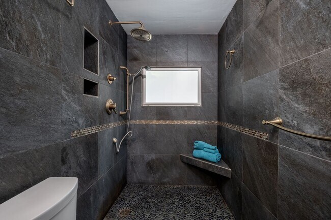 Building Photo - Mokuleia Sands #501 – Furnished 1BR/1BA | Ocean Views | Available Now