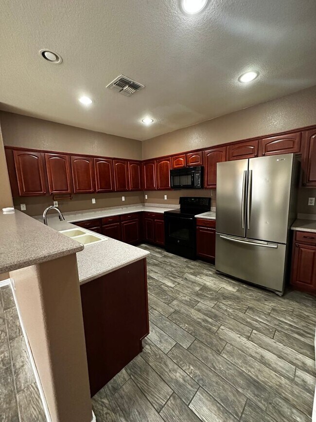 Building Photo - 4 BEDROOM HOME IN RAY RANCH