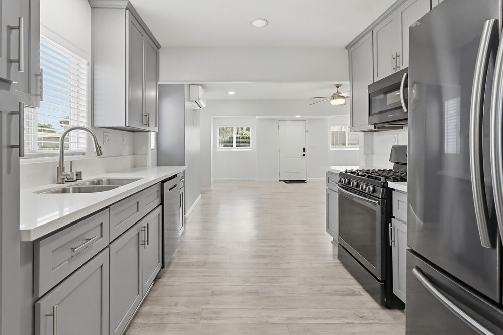 Building Photo - 9234 -9236 Winter Gardens Blvd