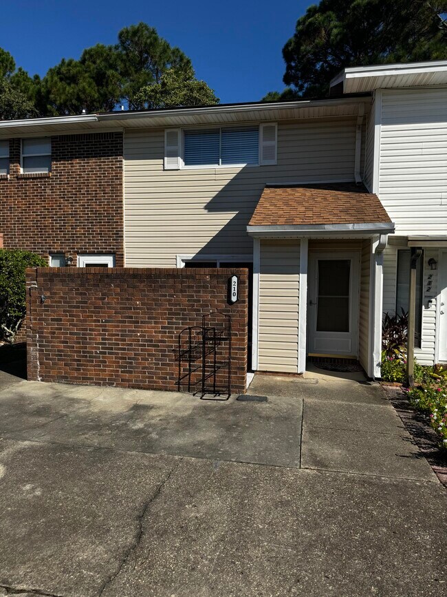 Primary Photo - 210 Sharon Ct